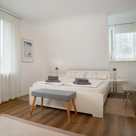 Gaestezimmer Cleo לינה וארוחת בוקר 3*